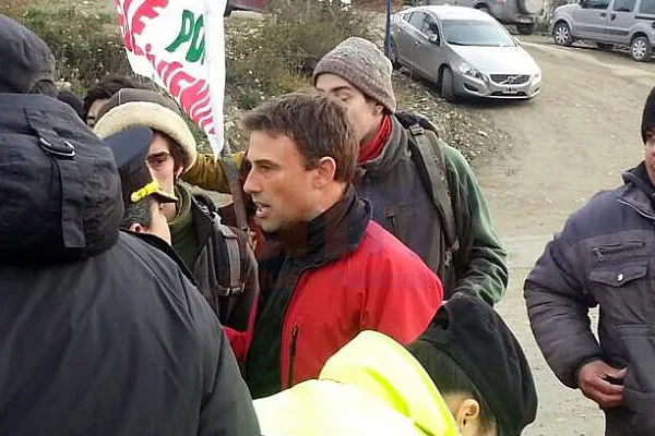 Javier Marotta, dialogando con policías acompañado por manifestantes.