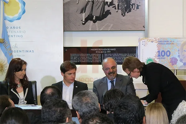 ríos firma el convenio; la mira Tomada, Kicillof y Fernández de Kirchner.