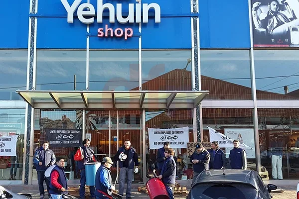 El gremio protestó en el acceso a Yehuin.