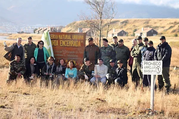 El grupo encargado de la limpieza, posa en un alto de la ardua labor.