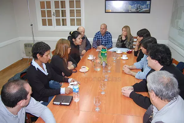 Meretrices, ediles y funcionarios municipales, durante la reunión.