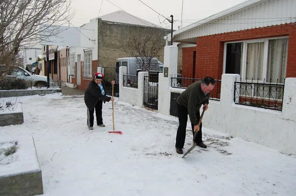 Pocos vecinos limpiaron sus veredas tras la nevada del domingo.