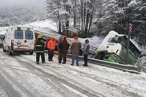 El camión terminó ladeado en la mano contraria.