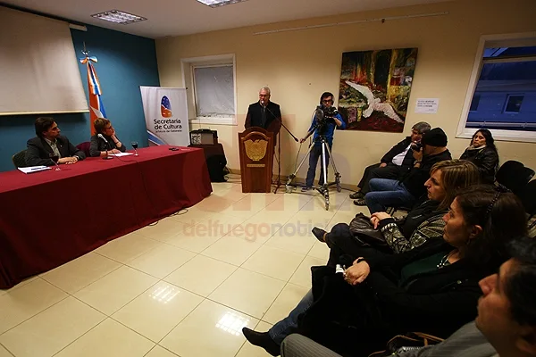 Fabiana Ríos, junto a Sergio Araque durante la conferencia de prensa.