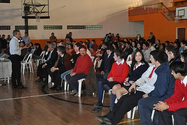 La charla debate congregó a cientos de jóvenes de la ciudad.