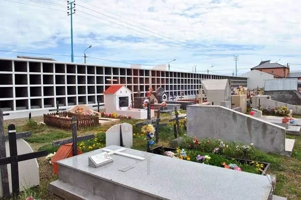 El ataque se produjo en el interior del cementerio municipal.