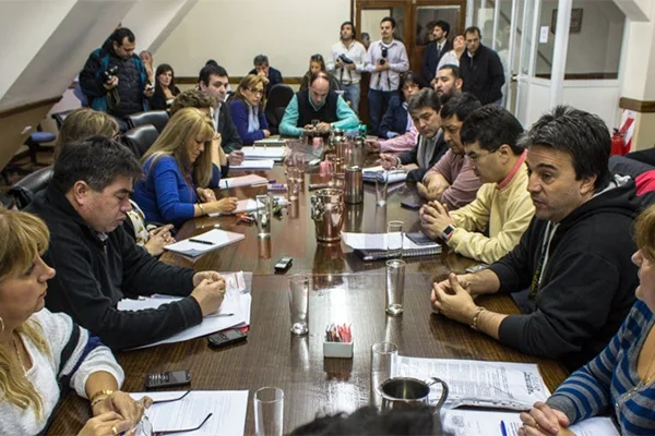 Referentes del gremio docente, durante la reunión en la Legislatura.