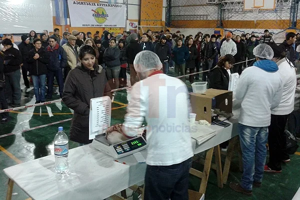 La gente acudió de forma masiva para comprar carne más barata.