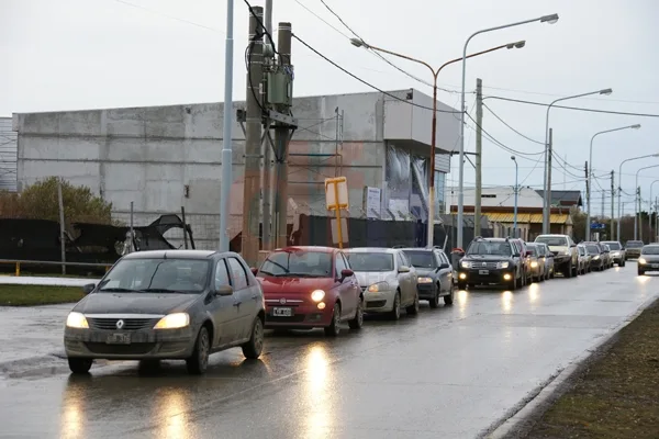 La fila en avenida Elcano ya supera las dos cuadras.