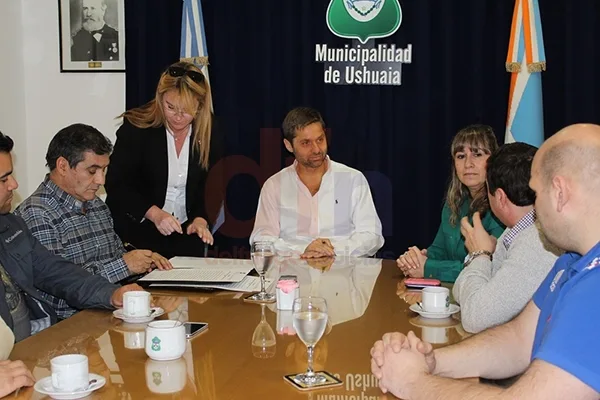 Federico Sciurano al momento de la firma del acta de intención.