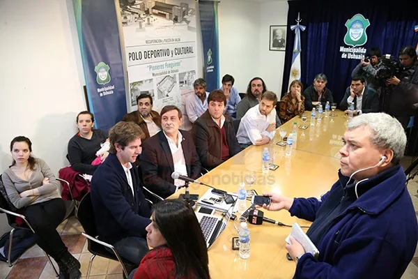 Sciurano, funcionarios del gabinete y ediles durante la presentación del proyecto.