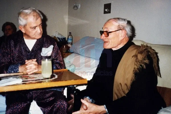 El Padre José Zink, en una visita a pacientes del hospital.