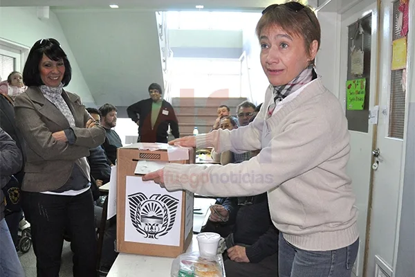 Fabiana Ríos, a poco de votar el día que logró el histórico triunfo.