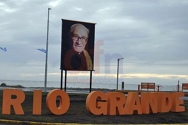 La gigantografía recuerda al Padre José Zink.