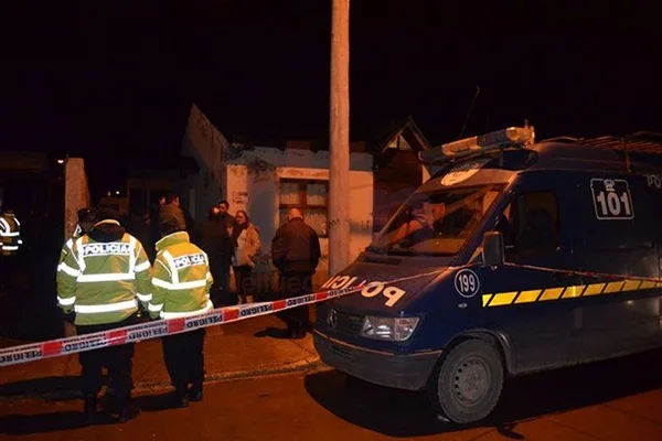 Efectivos policiales a poco de producirse el luctuoso hecho.