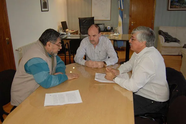 Pablo Blanco en diálogo con Atilio Aguirre y Carlos Almirón de ATE.