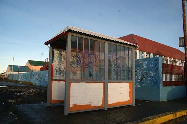 Las garitas de colectivos, blancos permanentes del vandalismo.