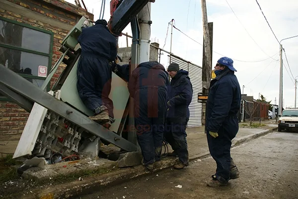 La rotura del transformador dejó sin luz al barrio.