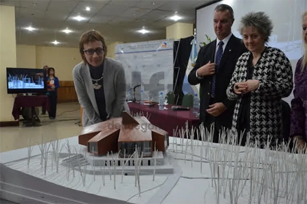 Fabiana Ríos observa la maqueta del edificio del Polo Cultural Tierra del Fuego.