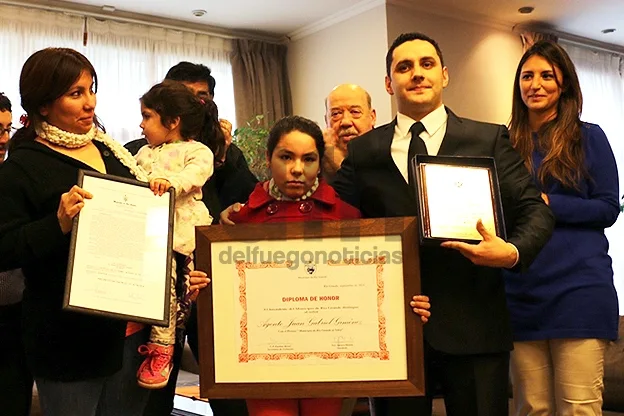 El agente Gabriel Giménez junto a la niña que rescató en el incendio.