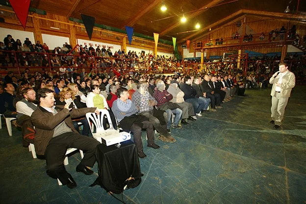 Habla Gustavo Melella ante unas 2 mil personas que colmaron el polideportivo Carlos Margalot.