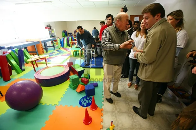 Melella y Martínez observan las instalaciones recién inauguradas.