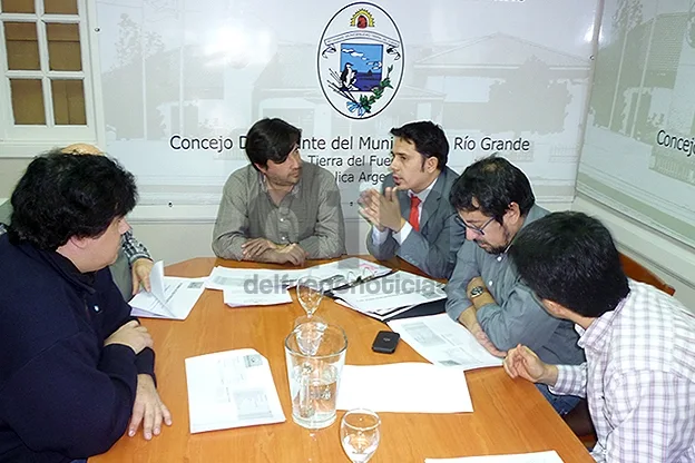 Runin explica a ediles algunos detalles del proyecto.