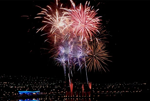 El show de fuegos artificiales inició los festejos.