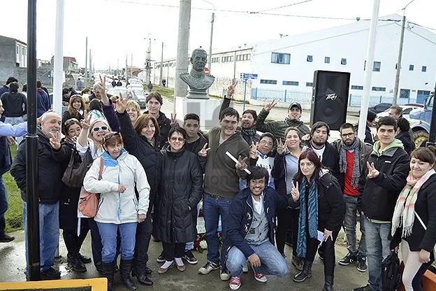 Los militantes desafiaron al mal tiempo y celebraron el Día de la Lealtad.