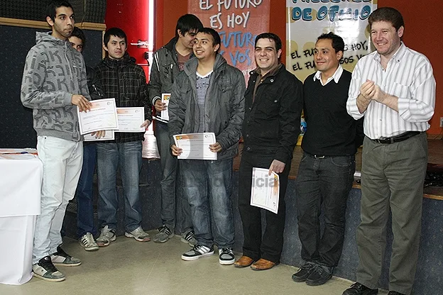 Gustavo Melella junto a algunos de los cursantes distinguidos.