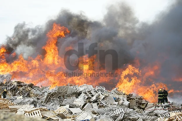 El incendio generó llamas de más de 10 metros de altura.