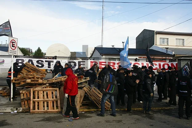 Los manifestantes al momento de iniciar el desarme de la carpa.