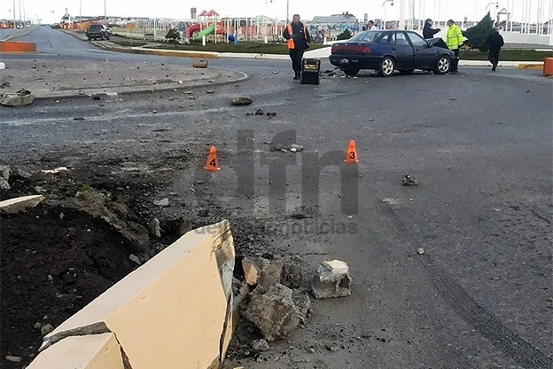 El cantero destrozado y más atrás, el vehículo dañado.