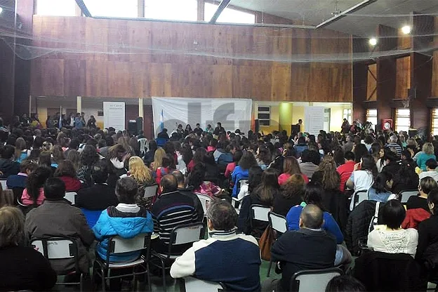 Habla Arce; lo escuchan cientos de docentes fueguinos.