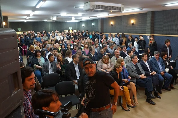 A veinte minutos del inicio del acto, el auditorio ya estaba colmado.