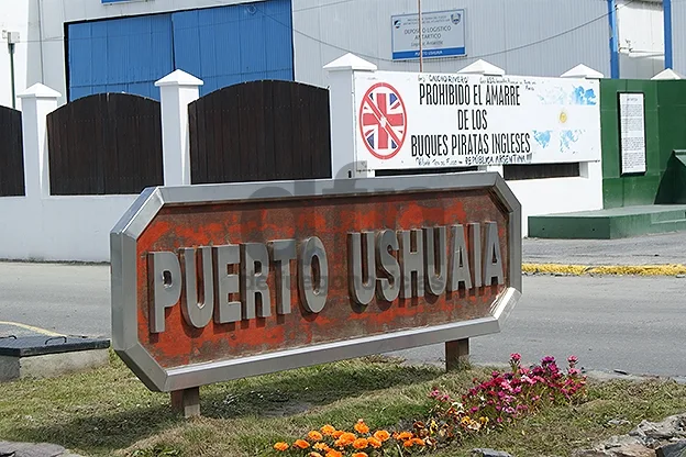 El puerto sirve al turismo y a la industria en un solo espacio.