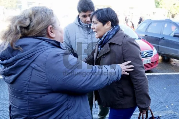 Ana Villanueva, interceptada por los manifestantes en el IPAUSS.