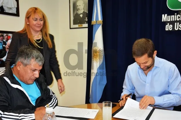 Federico Sciurano firma el acuerdo con Orlando Díaz.