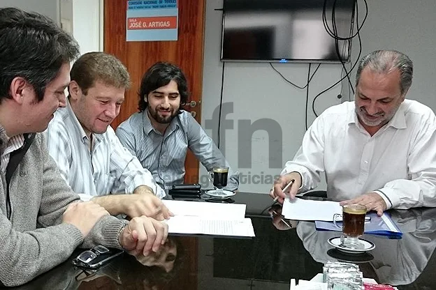 Melella firma el convenio con las autoridades nacionales. A su lado, el diputado Martín Pérez.