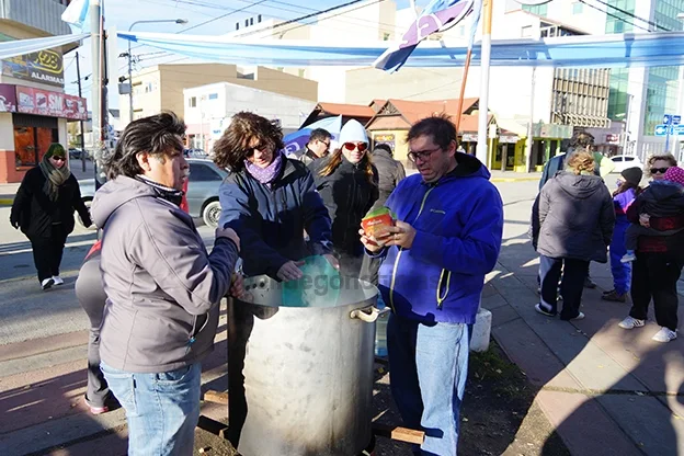 Rodolfo Suárez, Verónica Andino y Héctor López Auil preparan la olla popular.