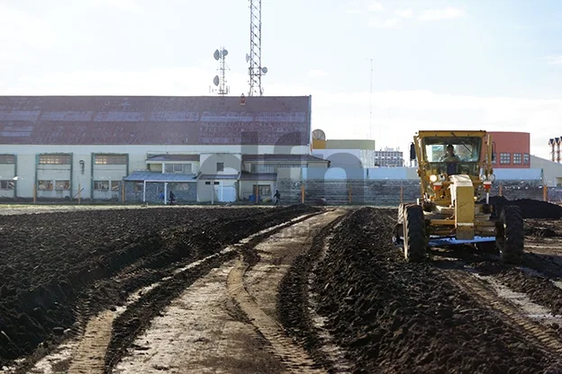 Comenzaron los trabajos para montar el césped sintético.