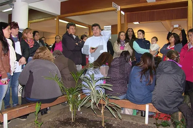 Raúl Arce, junto a los docentes, previo al ingreso a la audiencia del directorio del IPAUSS.