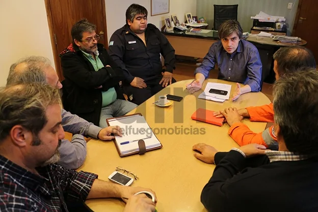 Rossi encabezó la reunión a la que se sumaron autoridades de Bomberos Voluntarios y Defensa Civil.