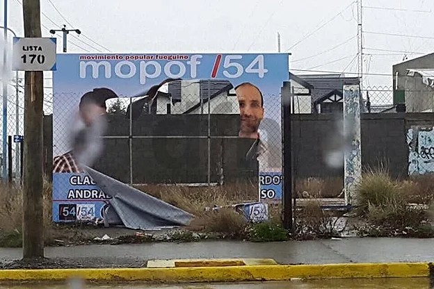 Uno de los carteles destrozados por desconocidos.