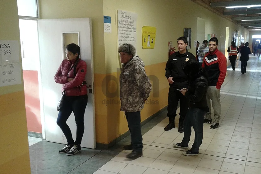 Una sola mesa con espera en el colegio Antártida Argentina.