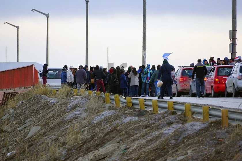 La protesta en el puente complicó la circulación vehicular en la zona.