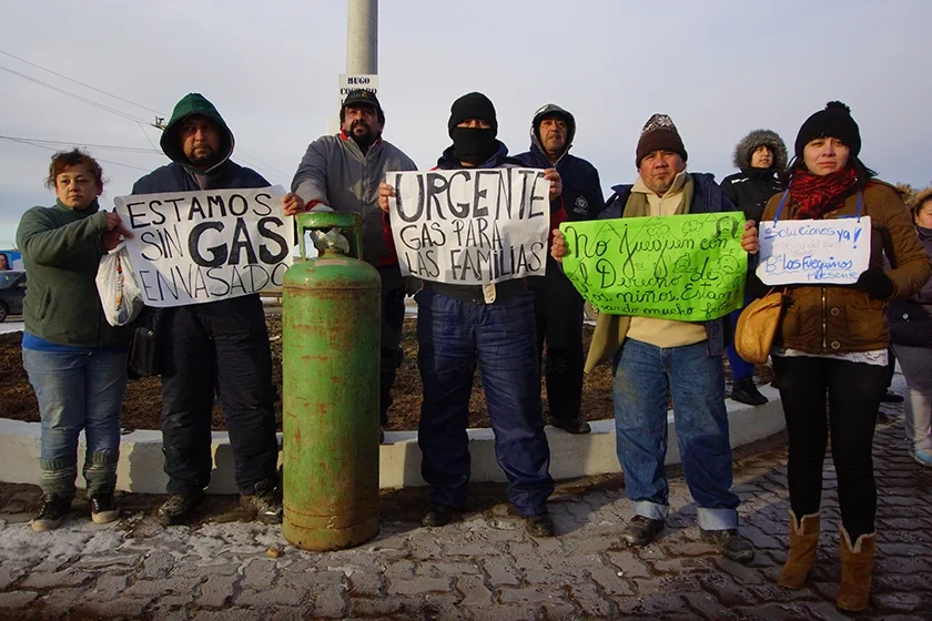 Los manifestantes portaron carteles en protesta por lo vivido.