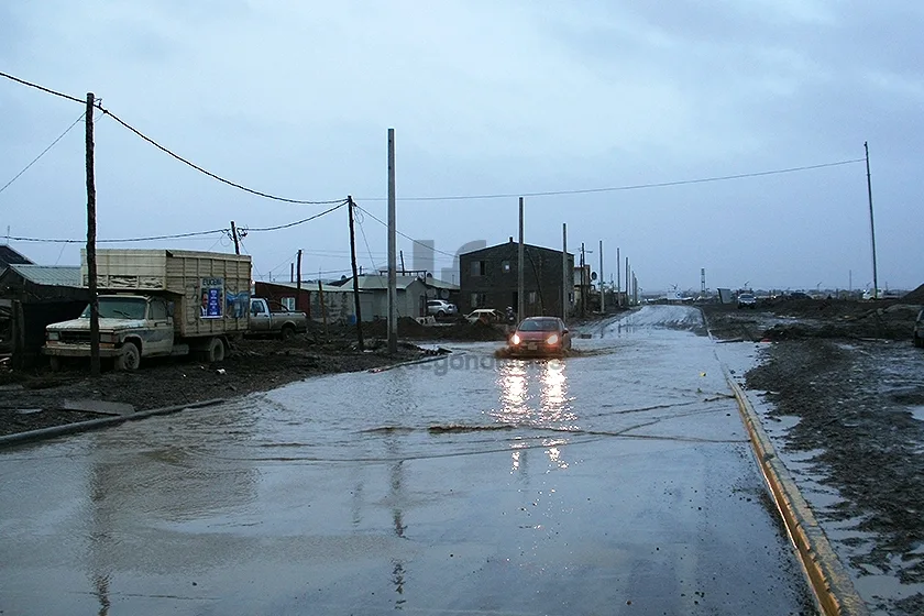 la calle Gran Malvina en Margen Sur, anegada por las lluvias,