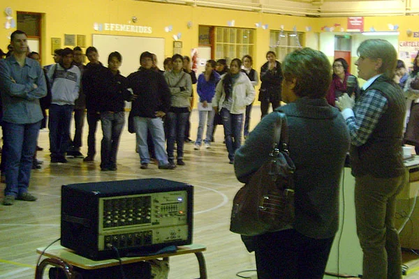 Nélida Belous, durante el contacto con alumnos del CENT 35.