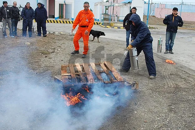 La práctica incluyó el uso de extintores de fuego.